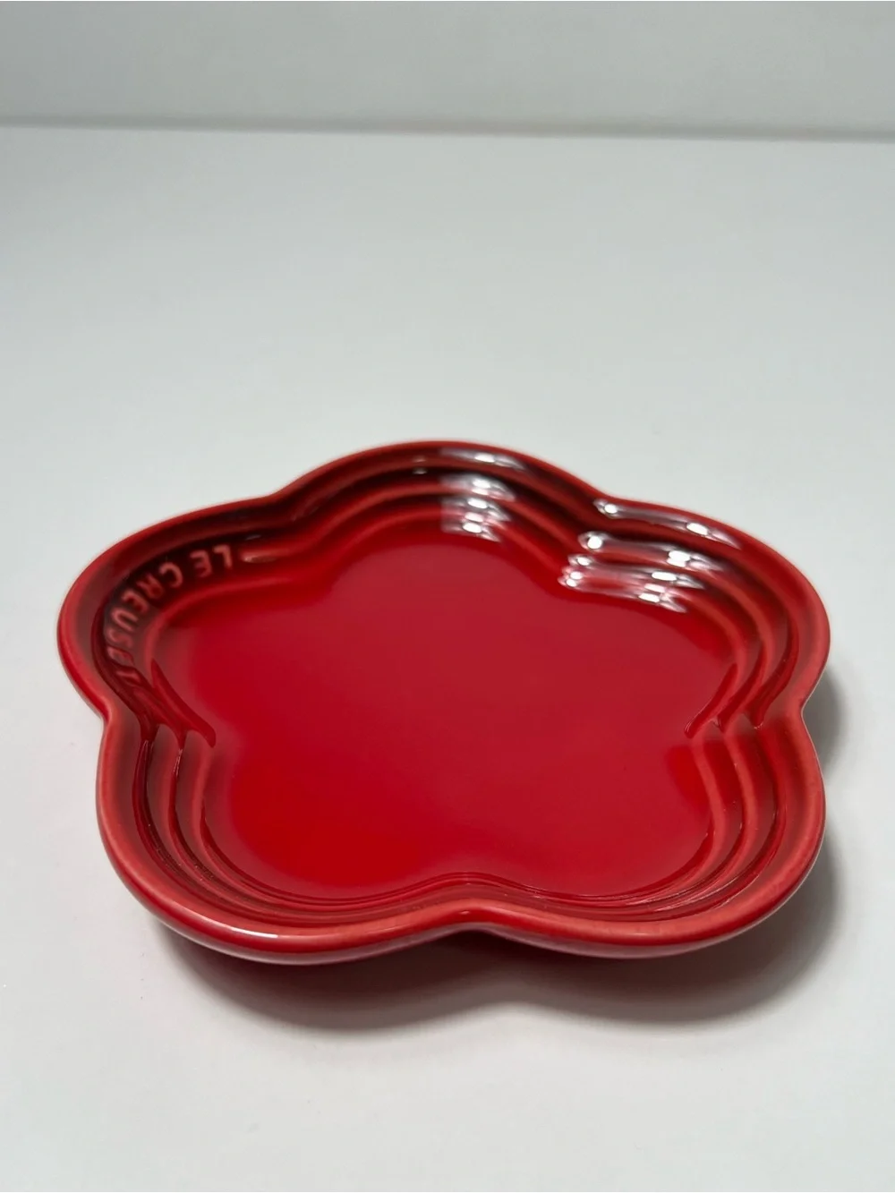 Le Creuset Stoneware Flower Petal Scalloped Trinket Dish Plate Tray